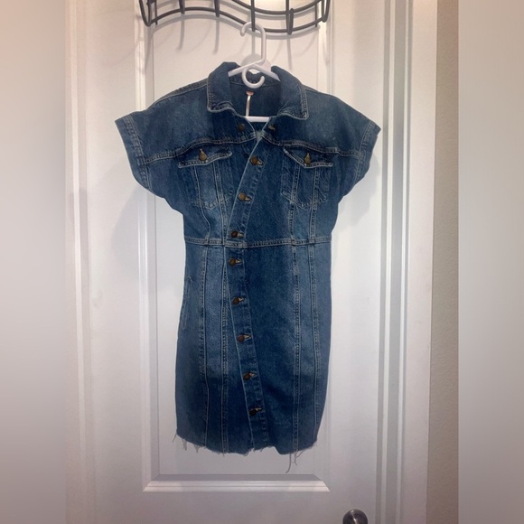 Free People Women’s The City Asymmetrical Blue Denim Jean Frayed Mini Dress - Picture 2 of 4